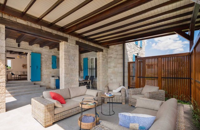 Villa Grado II-Newly renovated 3BD villa for up to 8 with extra large heated pool