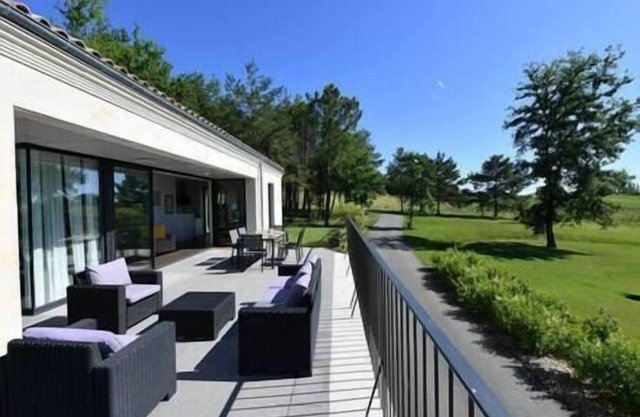 Villa de lujo al borde del Golf en la ruta del vino con aire acondicionado.
