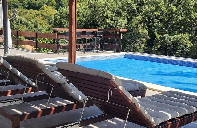 Villa Hedonic