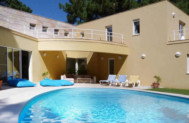 Villa moderna y brillante en un complejo de golf cerca de la playa y LiSBON