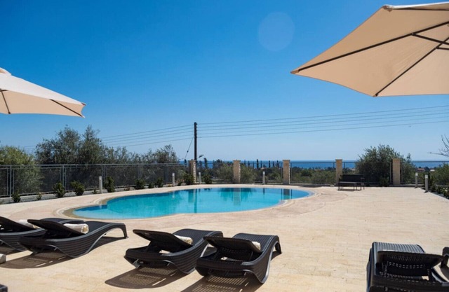 Villa con piscina y vista panorámica, a 5 min en coche de la playa.