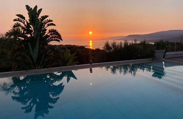 CÓRCEGA DEL SUR. Propriano. Santa julia. Gran villa contemporánea abierta en el golfo de Valinco.
