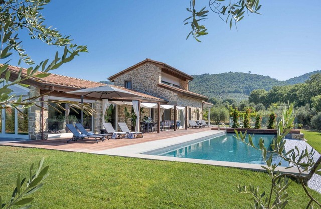 Villa de piedra en Cortona con piscina