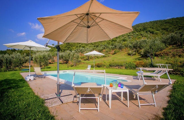 Villa en Cortona con Piscina y Vista a Chiana