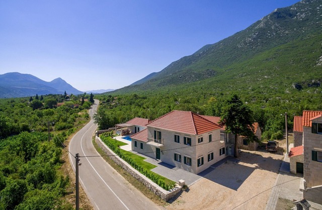 Villa con vistas a la montaña y piscina
