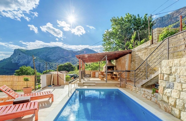 Villa en Solin con piscina privada y jardín