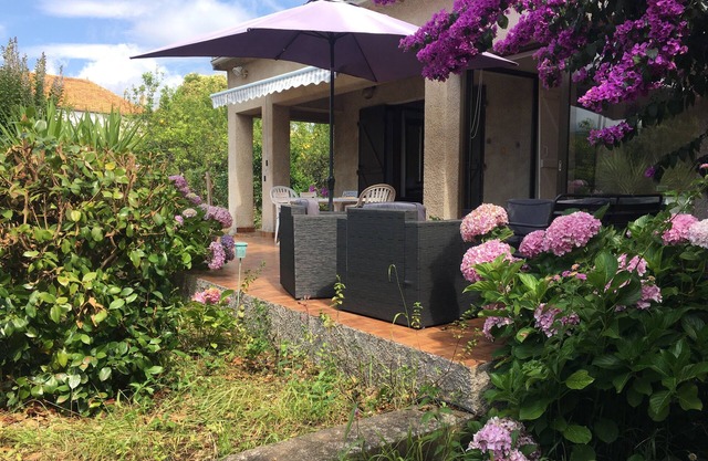 Villa in the center of the village with garden of 1400m2