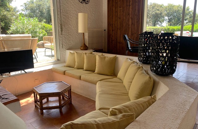 Villa en el corazón de Cala Rossa, vista al mar, a 300 m de la playa.