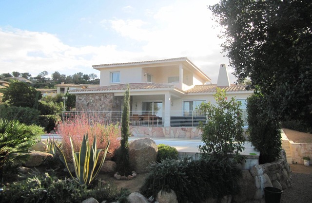 Villa en muy buen estado con piscina cerca de una hermosa playa