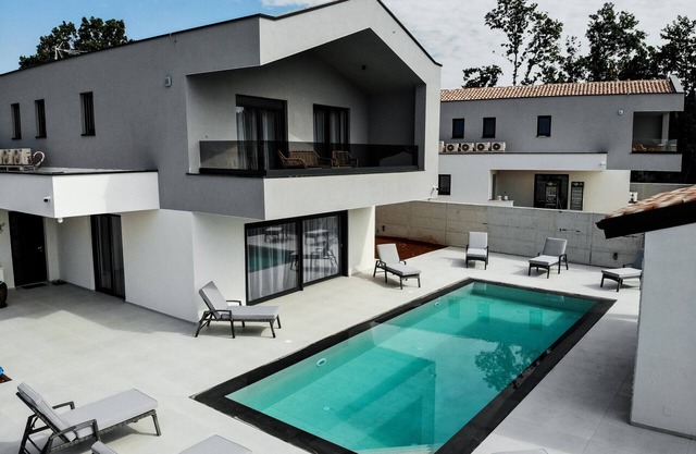 Villa Istra Relax Smaragd for 8 people with heated pool & pet friendly only 800 m from the beach