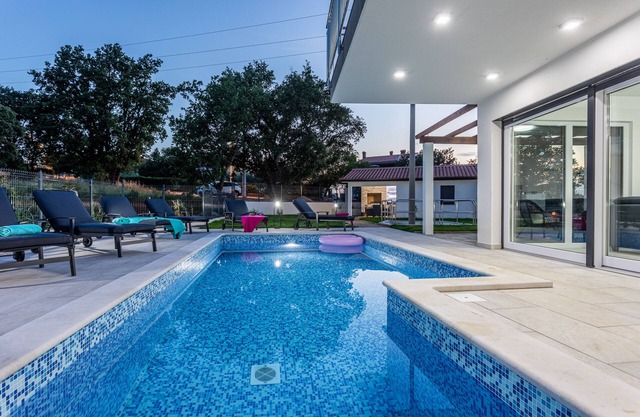 Villa Jelena 4 estrellas familias parejas sin barreras piscina parrilla