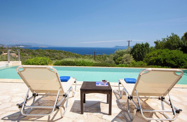 Villa Lefki. , Piscina privada amplia y contemporánea.