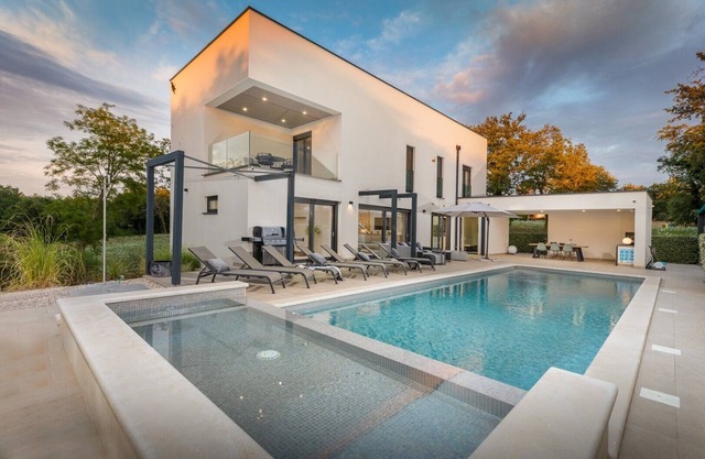 Villa Luce Verde: hermosa villa con piscina privada climatizada, jacuzzi y sauna cerca de la ciudad de Porec y sus playas