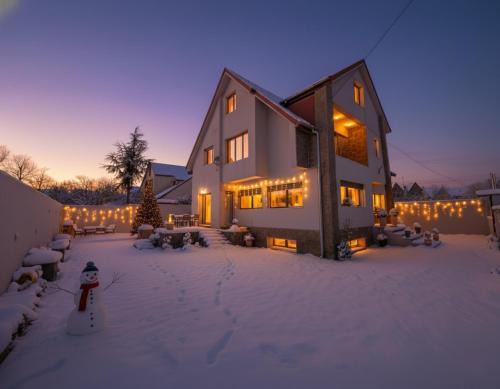 Villa Lumiere-Luxury Retreat with Private Spa and Garden