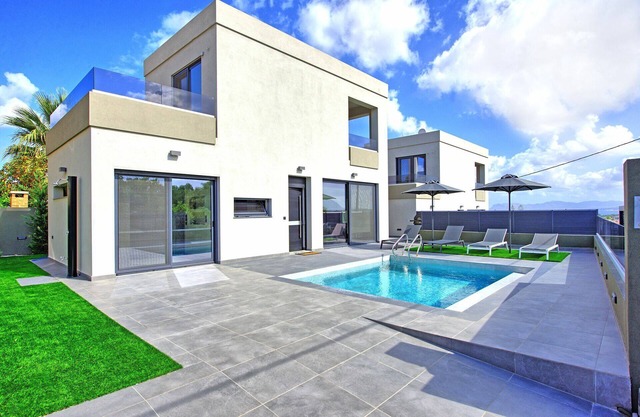 Villa en Galatás con 2 habitaciones, capacidad 5