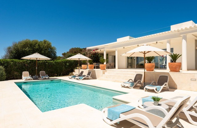 Villa 'Mariposa' con vistas al mar, Wi-Fi y aire acondicionado