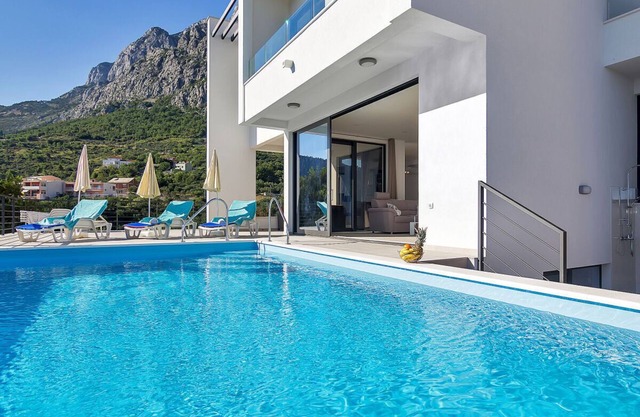 Villa Maslina con piscina climatizada y fantásticas vistas al mar.