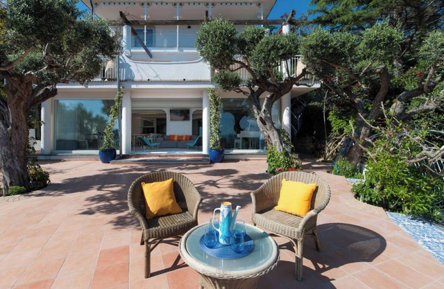 Villa Nerano con vistas panorámicas al mar desde múltiples niveles de terrazas