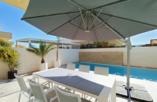 Villa 'Neubauvilla Mit Pool Los Montesinos' con vistas al lago, Wi-Fi y aire acondicionado