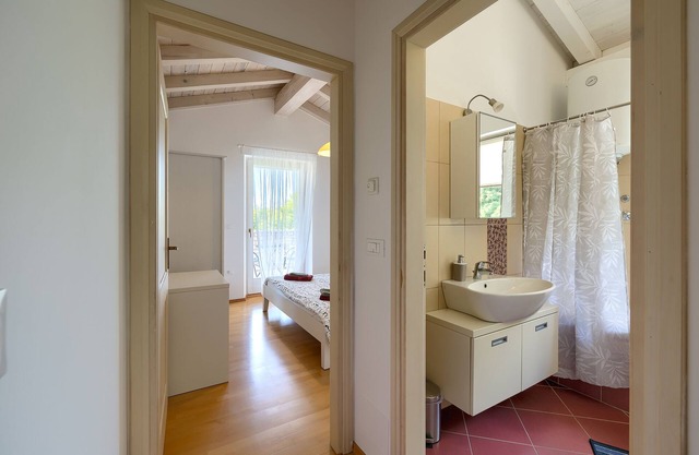 Villa Nunica con piscina rodeada de naturaleza