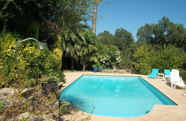 Villa de 300m2 ,, vista panorámica al mar, piscina, encantador jardín de 1800m2