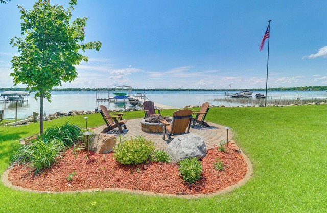 Villa on Lake Darling: Fire Pit, Kayaks + Dock!