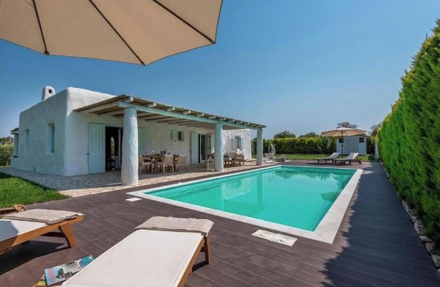 Villa 'Perla Blanca' con piscina privada, Wi-Fi y aire acondicionado