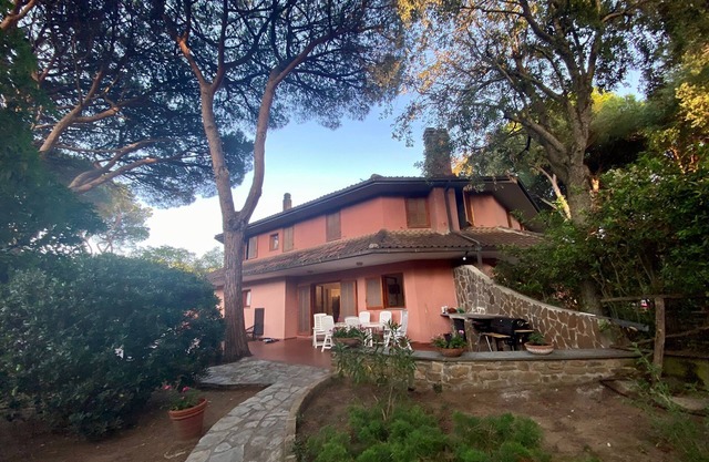 Villa Picci en el bosque de pinos a pocos metros del mar.