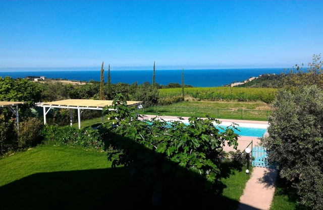 Villa con piscina y jardín con vistas al mar y montaña a 3 km del mar, ideal para familias
