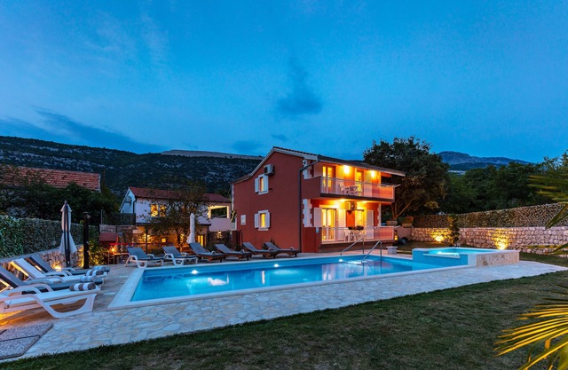 Villa Poquito con piscina climatizada interior Makarska