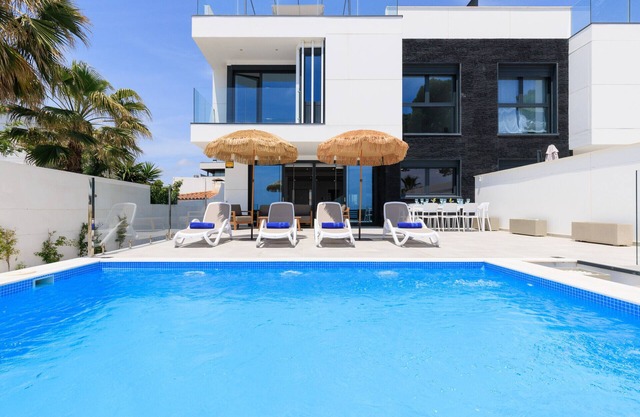 VILLA PORTOFINO Casa de lujo en primera linea de Cambrils Piscina privada.