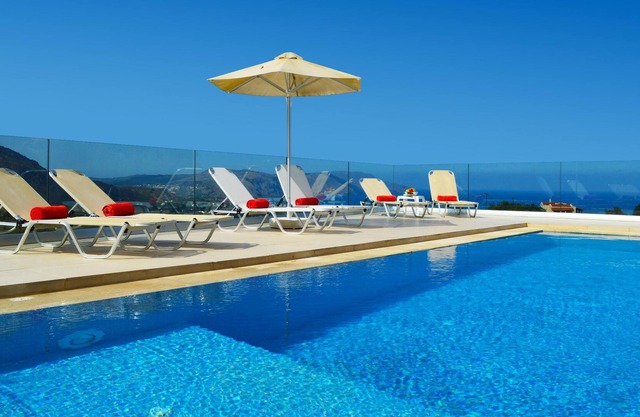 Villa con piscina privada, impresionante vista al mar y a las montañas.
