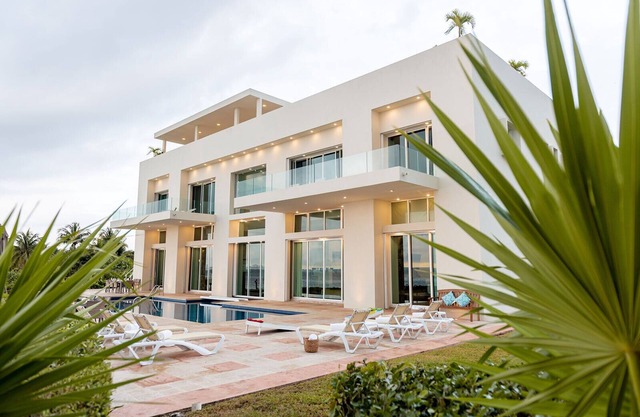Villa Sam - 6 BR Beachfront Villa, Cancun