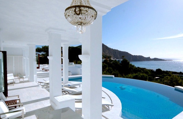 Villa 'Rica Ibiza' con vistas al mar, Wi-Fi y aire acondicionado