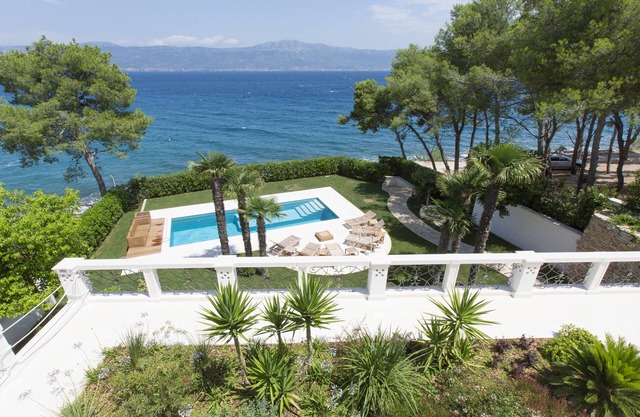 Villa Richi, villa de lujo única con entrada privada a la playa y piscina cubierta.