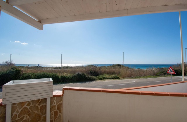 VILLA SALINA MONACI, FRENTE AL MAR