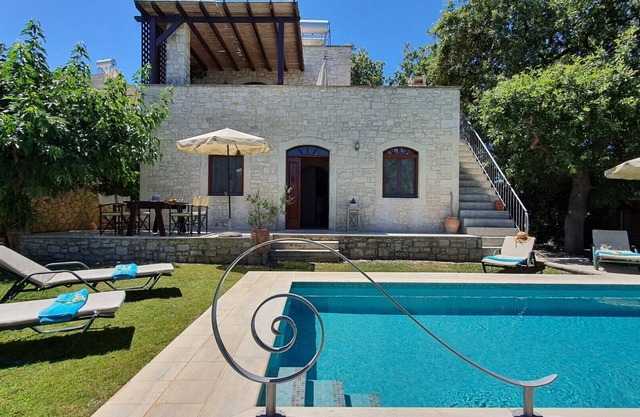 Villa Sifina, villa de piedra con vistas al mar y zona tranquila, cerca de la playa, piscina