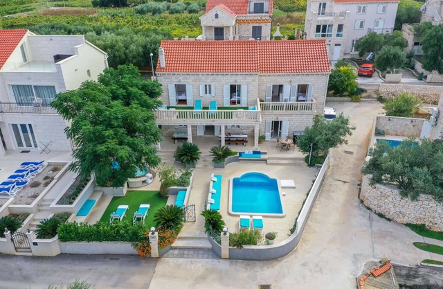 Villa Southern Beauty: villa de seis dormitorios con piscina y jacuzzi en la isla de Korčula