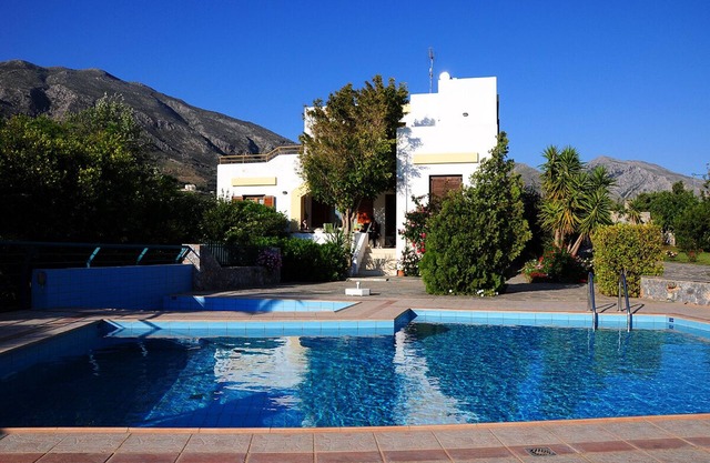 Villa Thymari. Cosy 3-bedroom Villa with lush gardens , beautiful view