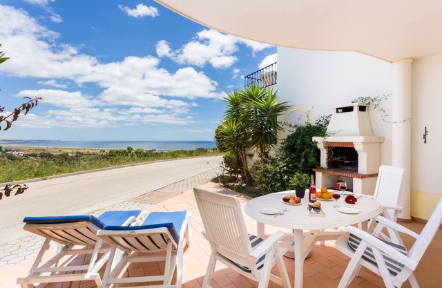 Villa / Casa de pueblo con vistas a la playa Meia Praia en Lagos en un complejo con dos piscinas