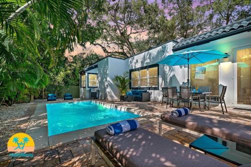 Villa Tropicale Stunning 4 Bedroom 4 Bath Home with Pool and BBQ