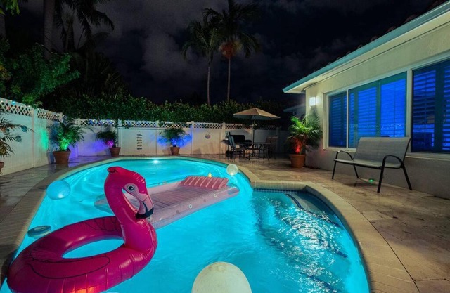 ~Villa Victoria Luxury! (Pool)~1 mile from beach