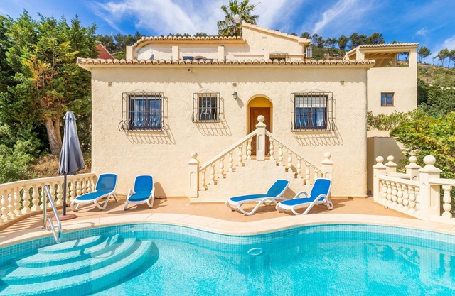 Villa 'Vista Ibiza' con vistas al mar, piscina privada, jardín, balcón, Wi-Fi y A/C