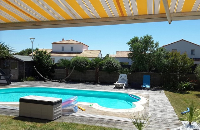 Villa con piscina cubierta cerca del mar.
