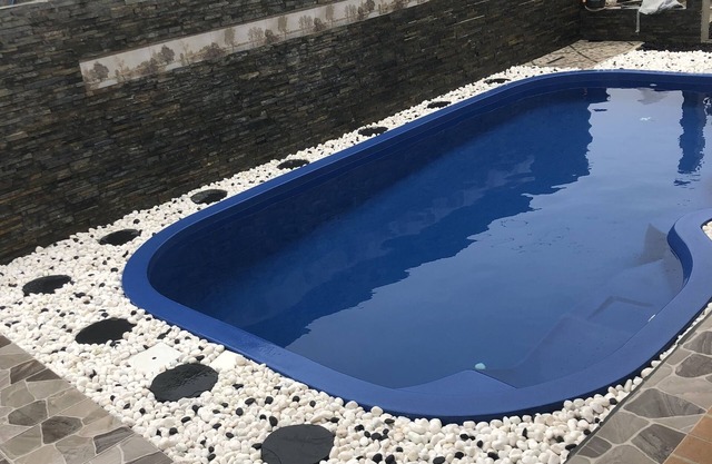 Villa con hermosa piscina y chorros de hidromasaje.
