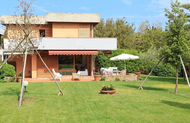 Villa con hermoso jardín y vistas verdes, cerca de la playa de Punta Ala