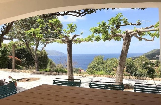 Villa with charming swimming pool, trees, sea view. 500 meters from the beach