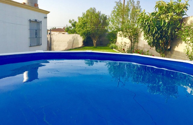 Chalet con piscina, aire acondicionado y jardin