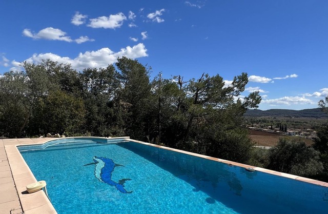 CHALET CON DESBORDAMIENTO EN PISCINA.
