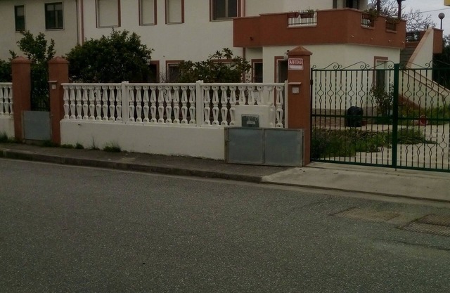 Villa con jardín dividido en apartamentos.